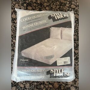 Quilted mattress pad (double/full bed) NEW